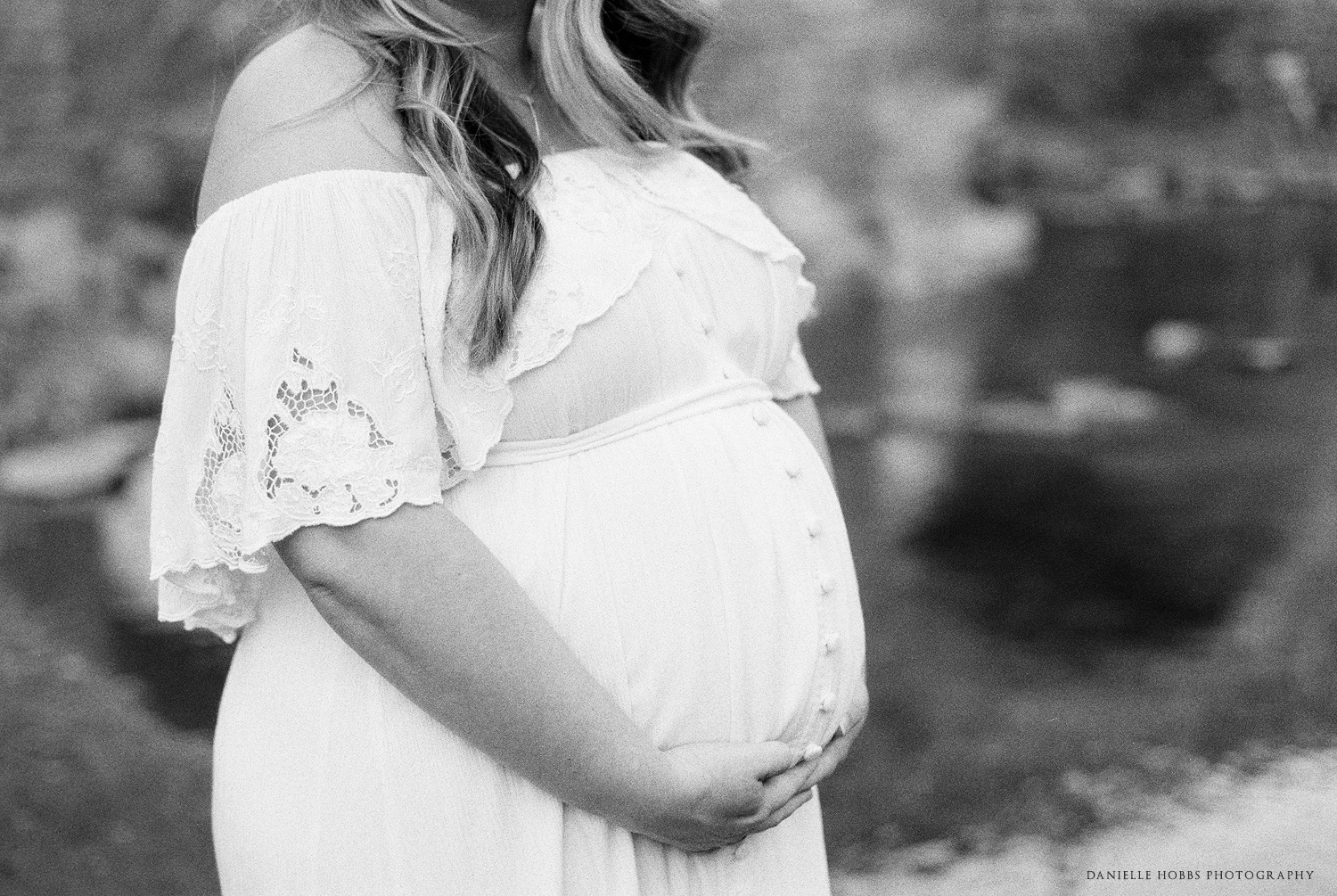 Northern Virginia Stone Bridge Mom with Baby Bump